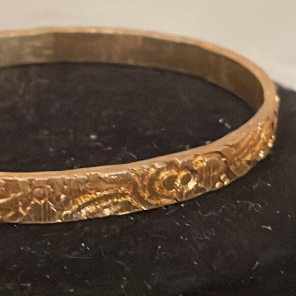 Vintage 8” Avon gold plated textured raised floral pattern bangle bracelet - Picture 7 of 10